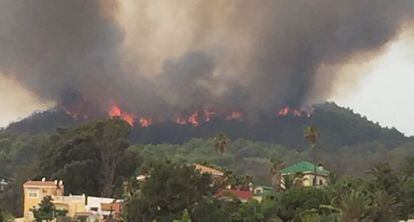 Imagen del incendio cerca del CETI de Ceuta, este lunes.
