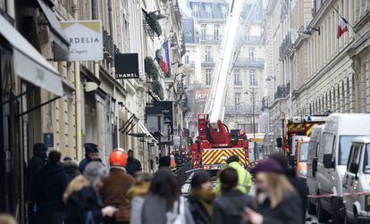 Camiones de bomberos junto al hotel Ritz de París, que ha sufrido un incendio.