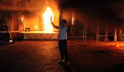 Un hombre armado frente al consulado estadounidense en Bengasi (Libia) tras el ataque al edificio.