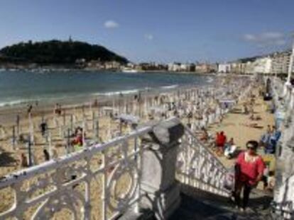 Turistas en la playa de La Concha en San Sebasti&aacute;n.