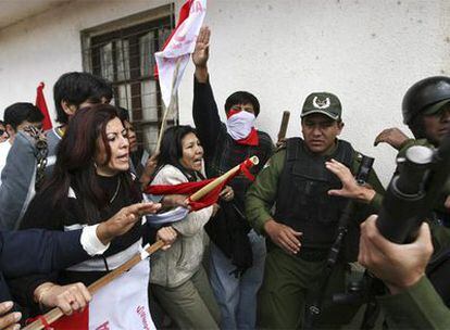 Opositores a Evo Morales forcejean con la policía en la entrada del aeropuerto de Tarija.