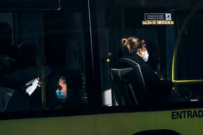 Usuarios de transporte público con mascarrila en Santiago de Compostela, este jueves.