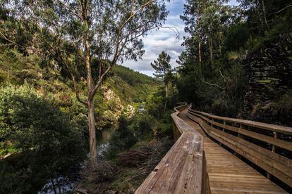 El recorrido, de nueve kilómetros entre los pueblos de Areinho y Espiunca, combina puentes, caminos y escaleras vertiginosas para cuya construcción se usaron 2.000 metros cúbicos de madera.