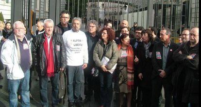 Varios diputados se concentran ante la puerta del Congreso en apoyo de Alfon, en diciembre de 2012.