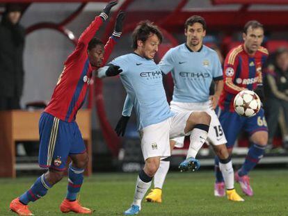 Silva y Musa luchan por el balón.