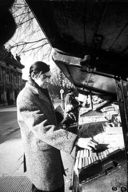 Julio Cortazar, mirando libros en un mercadillo en París.