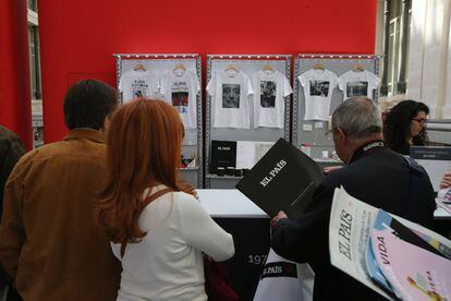 Venta de merchandise de El País, en la exposición del 40 aniversario.