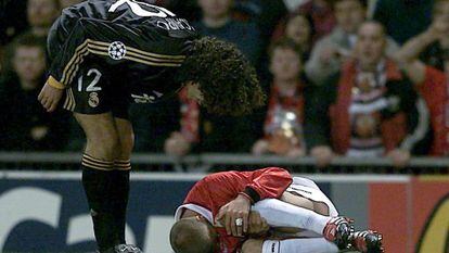 Iv&aacute;n Campo increpa a Beckham, en el duelo de Old Trafford del 19 de abril de 2000.