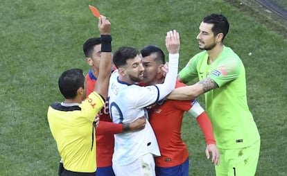 Messi y Medel expulsados en el Argentina-Chile.