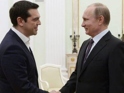El presidente ruso, Vlad&iacute;mir Putin (d), estrecha la mano del primer ministro griego, Alexis Tsipras, antes de la reuni&oacute;n que celebraron en el Kremlin, el pasado 8 de abril. 