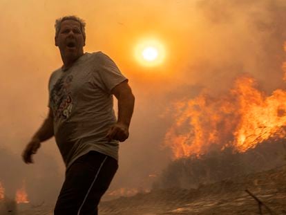Un vecino de Gennadi (Grecia) participa en las labores de extinción de un incendio, este martes.