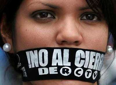 Una mujer protesta por la clausura del canal RCTV en la manifestación celebrada ayer en Caracas.