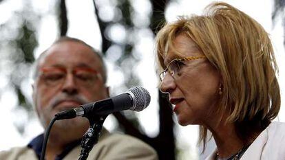 Rosa Díez duarnte el mitin en Barcelona junto a Fernando Savater.