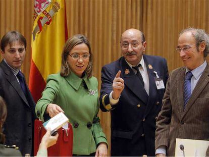 Carme Chacón, en el centro, con parte de su equipo en el Congreso.