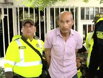Gabriel Enrique González Cubillos es trasladado por agentes de la Policía Nacional después de su captura en el 2022.