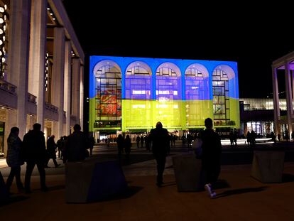 Los colores de la bandera de Ucrania en la fachada de la Metropolitan Opera de Nueva York, este viernes.