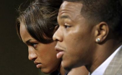 El jugador de los Ravens, Ray Rice, junto a su mujer en la rueda de prensa conjunta que ofrecieron en mayo.