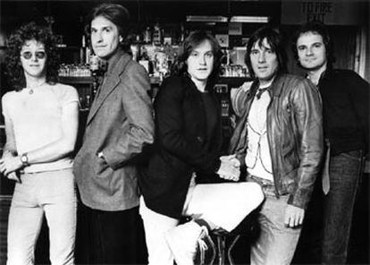 De izquierda a derecha, Gordon Edwards, Ray Davies, Dave Davies, Mick Avery y Jim Rodford, componentes de The Kinks.