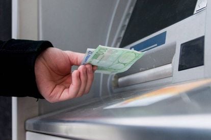 Un hombre saca euros de un cajero automático