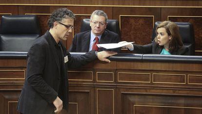 La vicepresidenta, junto a Gallardón, devuelve al diputado de Amaiur Errekondo una carta de este grupo para Rajoy