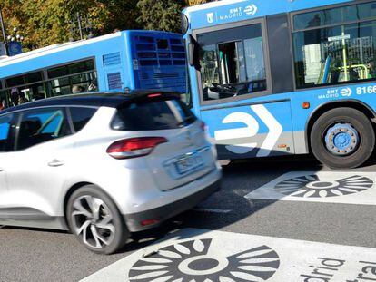 Autobuses de la EMT en la zona de Madrid Central.