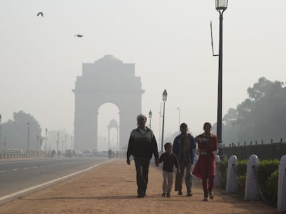 La bruma rodea al India Gate, el monumento más famoso de Nueva Delhi, casi todas las mañanas.