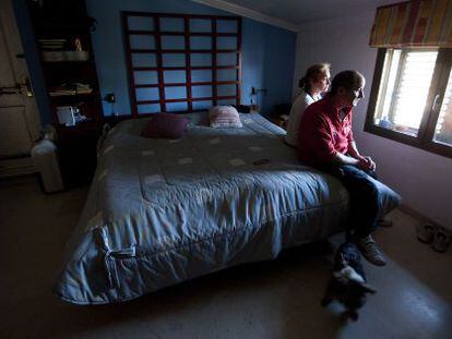 Juan Puche y su pareja, en la habitaci&oacute;n donde residen en San Antonio de Benag&eacute;ber.