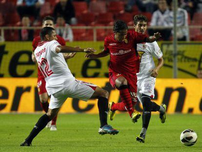 Giovani Dos Santos trata de esquivar la entrada de Maduro