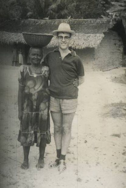 El antropólogo Lluís Mallart y Julienne Memong retratados en Nsola, Camerún, en 1963 o 1964. Les unía una relación de amistad y se llamaban cariñosamente marido y mujer.