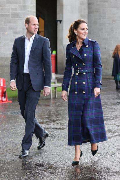 Los duques de Cambridge a su llegada al palacio de Holyrood este miércoles, minutos antes de disfrutar del pase especial de la película 'Cruella'. En esta ocasión, Kate Middleton quiso homenajear la cultura local con una gabardina fabricada en tartán escocés.