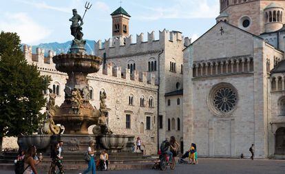Turistas y locales en la plaza del Duomo, en Trento (Italia).