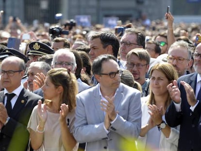 Distintos representantes pol&iacute;ticos en la concentraci&oacute;n de rechazo a los atentados en Catalu&ntilde;a.