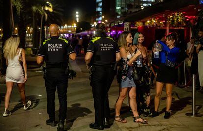 Agentes de la Guardia Urbana de Barcelona patrullaban la zona de discotecas de la Barceloneta en la noche del jueves.