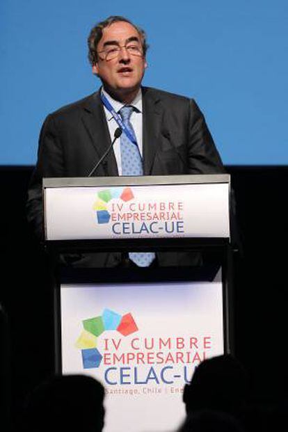 El presidente de CEOE y vicepresidente de la Confederación Europea de Empresas-BUSINESSEUROPE, Juan Rosell, interviene en la IV Cumbre Empresarial de la Comunidad de Estados Latinoamericanos y del Caribe (Celac) y de la Unión Europea (UE), en Santiago de Chile.