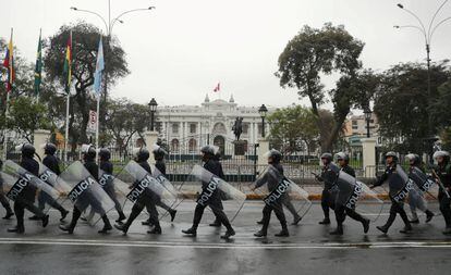 La policía peruana hace guardia frente al Congreso. 