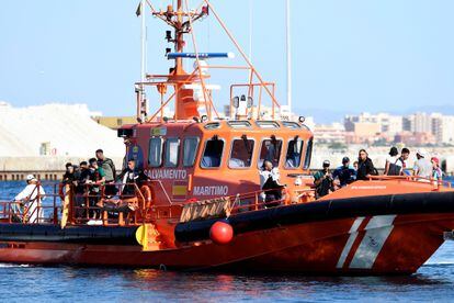 Traslado al puerto de Almería de 32 inmigrantes tras su rescate por Salvamento Marítimo.