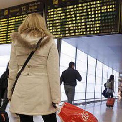Pasajeros buscan su vuelo en los paneles de la Terminal 2 del aeropuerto de Madrid-Barajas.