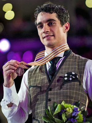 Javier Fernández con la medalla de bronce que ganó en el Mundial de Londres en marzo.