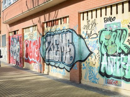 El paseo de Guadalajara en San Sebastián de los Reyes, uno de los tramos más afectados por el grafiti, el 19 de febrero.