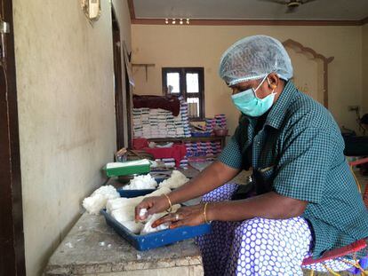 Gran parte del proceso de fabricación de las compresas es manual. Muruganantham asegura que su invento ha dado empleo a 15.000 mujeres en India.