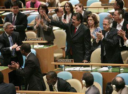 El depuesto presidente hondureño, Manuel Zelaya, responde con un saludo a los aplausos antes de intervenir en la Asamblea General de la ONU.