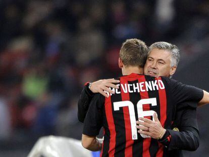 Shevchenko se abraza con Ancelotti