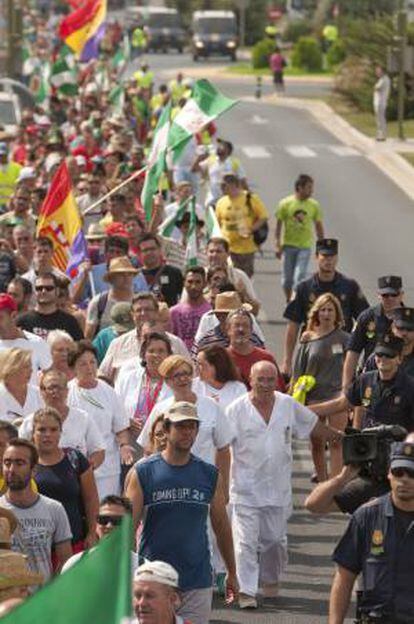 Un grupo de sanitarios del hospital sevillano de Virgen de Valme, se ha unido a los centenares de jornaleros del Sindicato Andaluz de Trabajadores (SAT).