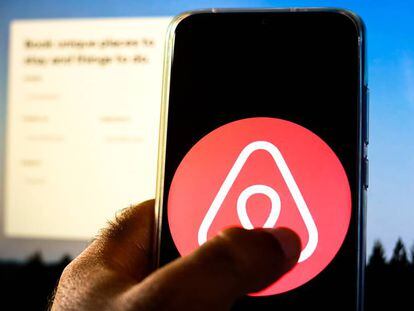 El logotipo de Airbnb en un teléfono móvil.