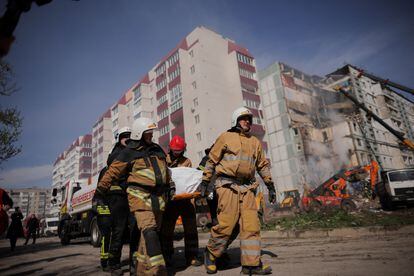 Equipos de rescate trasladan a una de las víctimas del bombardero ruso en Uman.