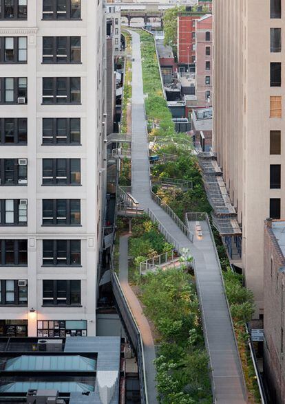 El nuevo ensanche del parque High Line permite pasear por zonas arboladas entre rascacielos, como en Falcone Flyover, entre las calles 25 y 27 oeste.