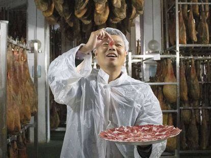 El importador y distribuidor en China de Embutidos Fermín, a punto de probar un jamón.