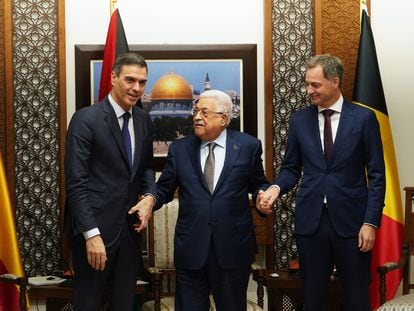 El presidente del Gobierno, Pedro Sánchez, con el presidente de la Autoridad Palestina, Mahmud Abbas, y el primer ministro belga, Alexander de Croo, el 23 de noviembre en Ramala (Cisjordania).
