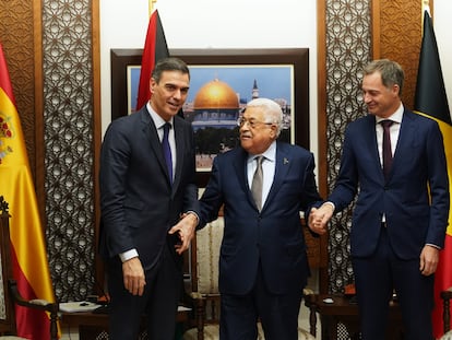 El presidente del Gobierno, Pedro Sánchez, con el presidente de la Autoridad Palestina, Mahmud Abbas, y el primer ministro belga, Alexander de Croo, el 23 de noviembre en Ramala (Cisjordania).