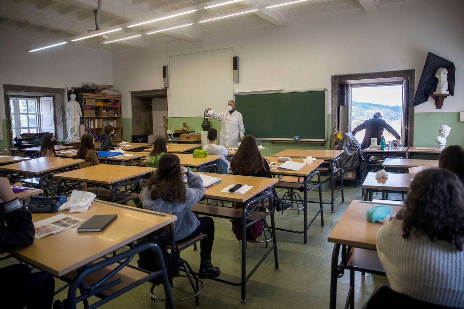 El director del instituto Rosalía de Castro, en Santiago, revisaba este miércoles la ventilación de un aula durante una clase.